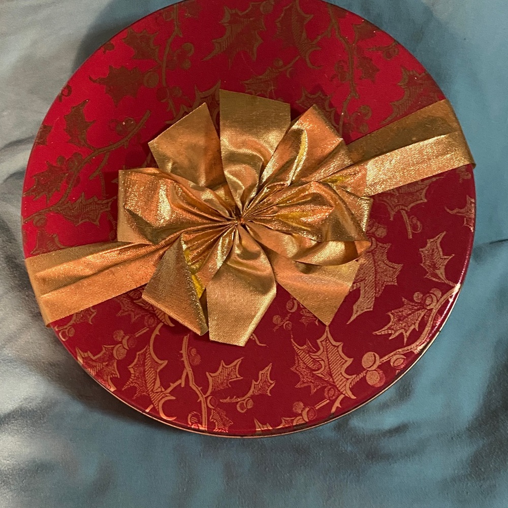 Christmas cookie tin with gold bow